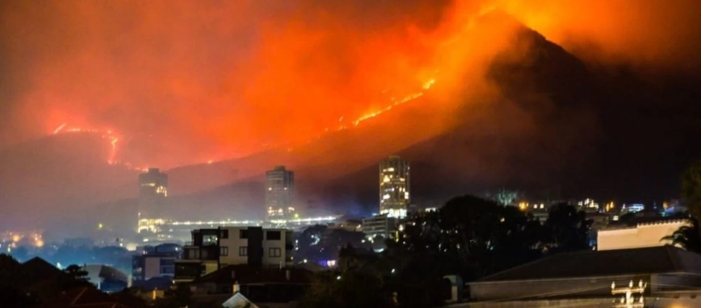 Ξέσπασε μεγάλη πυρκαγιά στη Νότια Αφρική - Εκκενώθηκε συνοικία